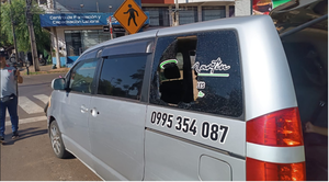 Tortoleros atacan vehículo de servicios funerarios y perjudican a trabajador en Encarnación