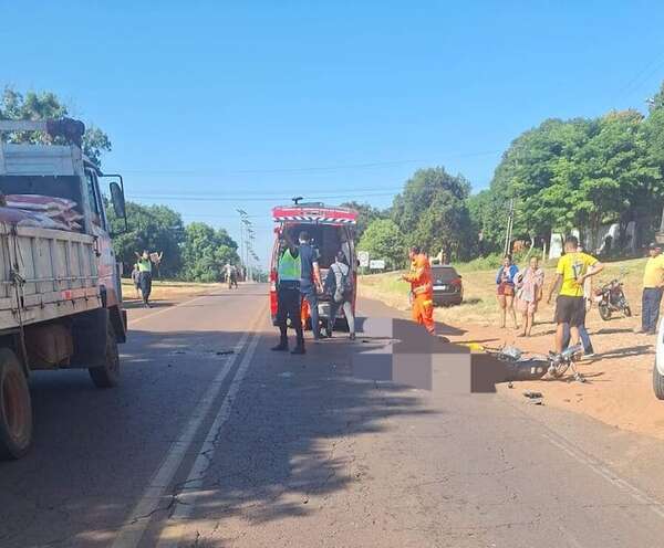 Video: Tragedia en Carapeguá: joven motociclista fallece tras colisión con camión - Nacionales - ABC Color