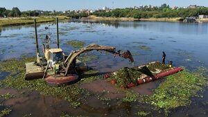 Draga anfibia Yacyretá XX se une a labores de limpieza en subembalse del Potiy
