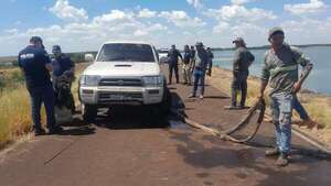 Extraen camioneta hallada en el río Paraná, presuntamente vinculada a atraco a empresa agroindustrial - Policiales - ABC Color