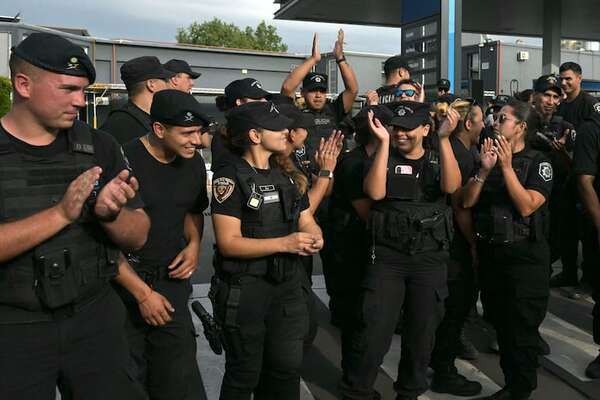 Policías en rebelión levantan protesta en ciudad argentina de Rosario  - Mundo - ABC Color