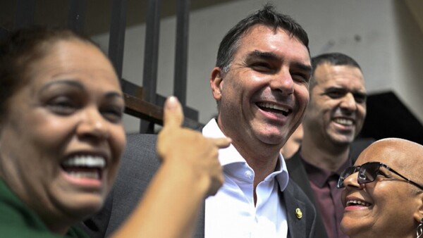 Flávio Bolsonaro le recorta 7 puntos a Lula en encuesta