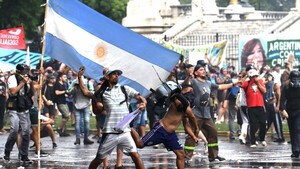 Choques en las calles por reforma laboral en Argentina