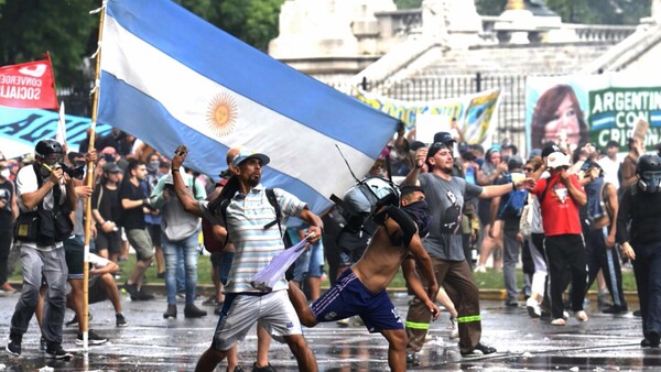 Choques en las calles por reforma laboral en Argentina