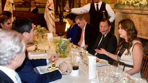 Cena de despedida a diplomático