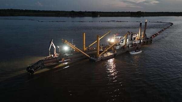 Más dragas se suman al operativo que busca sostener la navegabilidad en el Bermejo - Economía - ABC Color