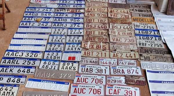 Cae banda que falsificaba chapas, cédulas verdes y contratos de vehículos en CDE - Noticiero Paraguay