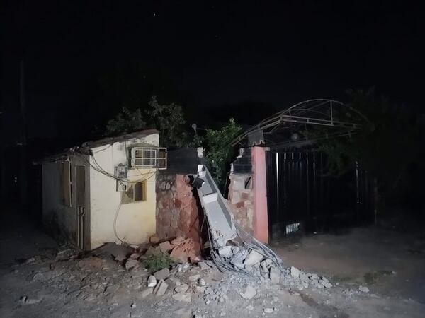 Camión derriba columna de ANDE y deja sin luz a vecinos en Mariano Roque Alonso - Nacionales - ABC Color