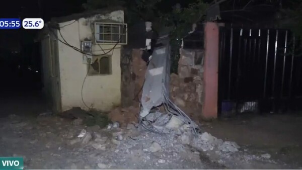 Camión choca contra columna y daña vivienda