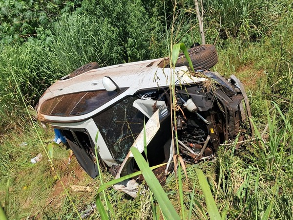 Comerciante encarnaceno vuelca con su vehículo en Ñacunday y dos de sus acompañantes mueren
