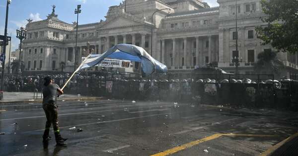 La Nación / Senado argentino aprobó reforma laboral de Milei entre fuertes protestas