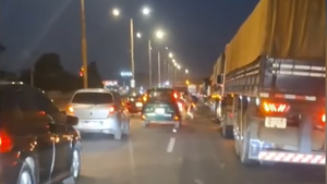 Embotellamiento en Limpio por causa de 70 camiones estacionados