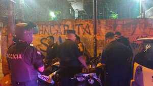 Policías armados ingresan a los pasillos de la Chacarita en busca de líderes de pandillas