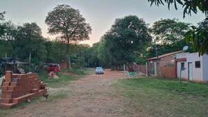 Casi 40 familias viven “colgadas” de la ANDE en Luque: exigen medidores - Nacionales - ABC Color