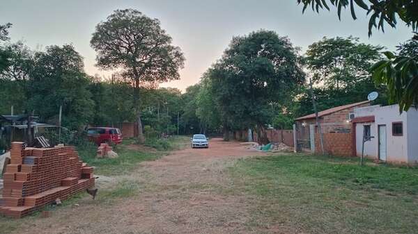 Casi 40 familias viven “colgadas” de la ANDE en Luque: exigen medidores - Nacionales - ABC Color