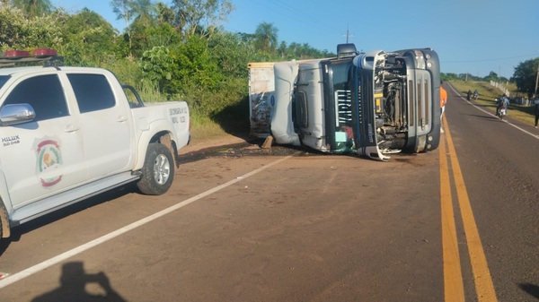 Tracto camión vuelca en ruta Tacuatí-Horqueta dejando daños materiales - Concepción al Día