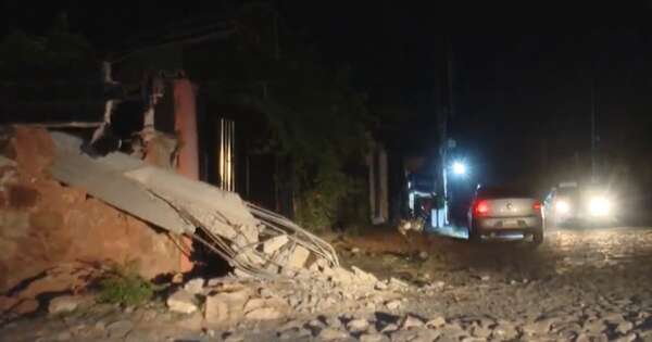 La Nación / MRA: un camión chocó contra una columna de la Ande y dejó sin luz a un barrio
