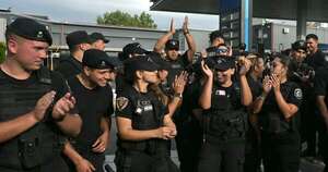 La Nación / Policías rosarinos levantan protesta con promesa de mejoras del gobernador local