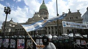 ¿Argentina moderna o precarizada? Milei celebra media sanción a su polémica reforma laboral