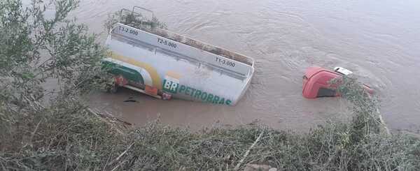 Camión cisterna cae en desembocadura del río Pilcomayo e investigan posible impacto ambiental