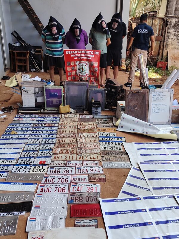 Cuatro detenidos por falsificación de documentos y matrículas en Ciudad del Este | Unicanal