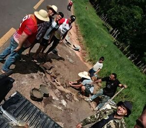 Pobladores rurales de Horqueta reparan bache ante falta de respuesta oficial - Concepción al Día