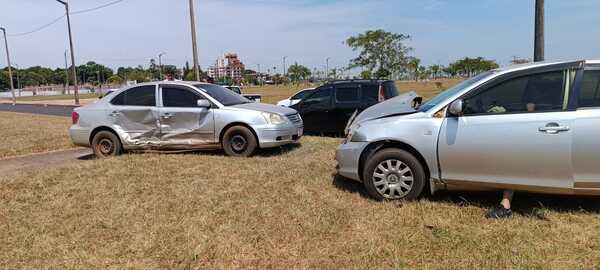 Violento choque en Avenida Japón deja cuantiosos daños materiales