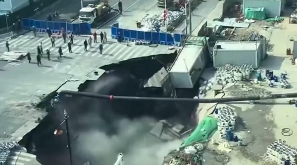 Colapsa calle en Shanghái durante obras de metro