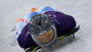 Quiso usar un casco con fotos de atletas asesinados y le descalificaron