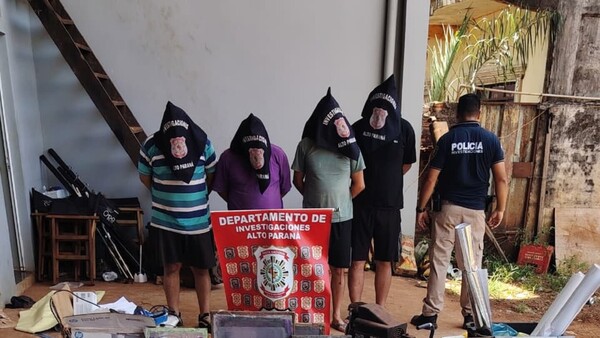 Presumen nexos de red que falsificaba chapas con funcionarios de Automotores