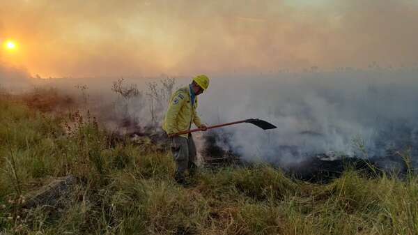 Alerta nacional: 160 incendios en 10 días reporta el comandante nacional de bomberos - Nacionales - ABC Color