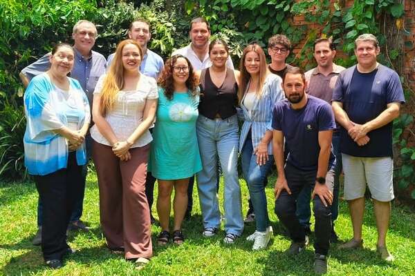 Mujeres inscriben chapa para presidir el PLRA e hija de Rodrigo Quintana busca la JLRA     - Política - ABC Color