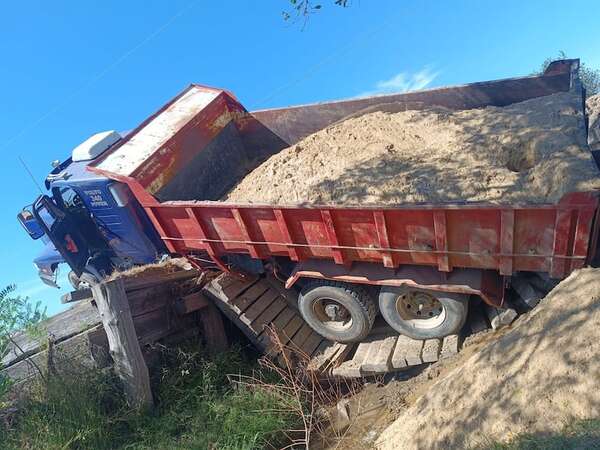 Colapsa puente de madera en Ciervo Blanco y deja aislada a la comunidad - Nacionales - ABC Color