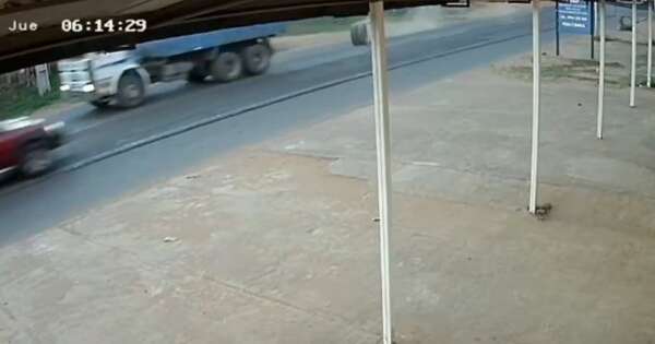 La Nación / Camión perdió sus ruedas en plena marcha y destrozó el portón de un salón en Limpio