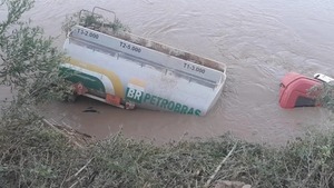 Camión que transportaba combustible cae el cauce del río Pilcomayo