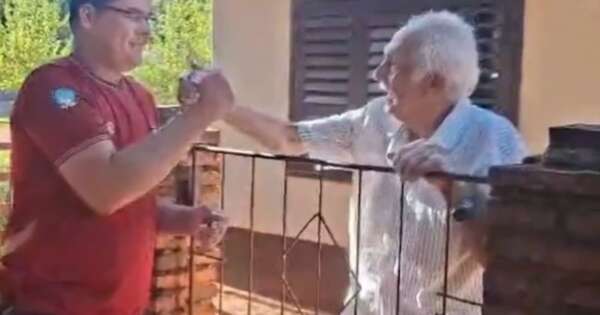 La Nación / Vecinos obligan a devolver dinero que cayó de un adulto mayor en Itapúa