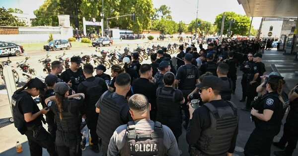 Policías sancionados en Argentina por protestar por salarios y atención en salud mental