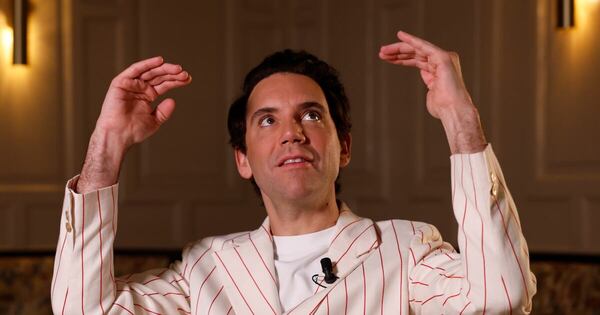 Mika retorna al pop con medios puramente analógicos en su nuevo álbum, “Hyperlove”