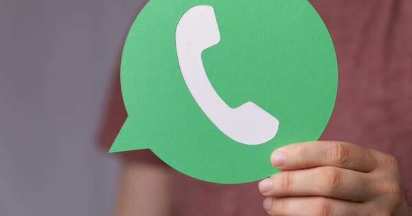 La UE presiona a Meta por vetar asistentes de IA en WBS 2026