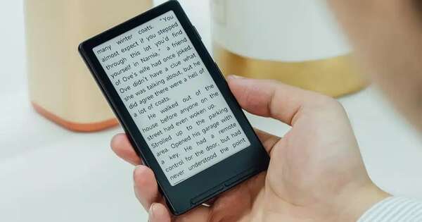 Miles de libros en un equipo con pantalla del tamaño de un celular