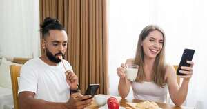 El amor en tiempos de redes, entre likes, comparaciones y la pérdida de intimidad