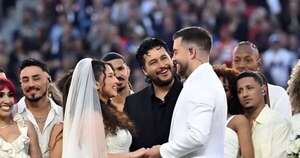 Pareja se casa durante el Super Bowl