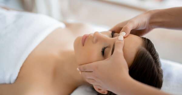 Drenaje facial con masajes que alivian la retención de líquidos y la hinchazón