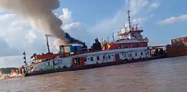 Video: incendio en un remolcador en el río Paraguay  - Nacionales - ABC Color