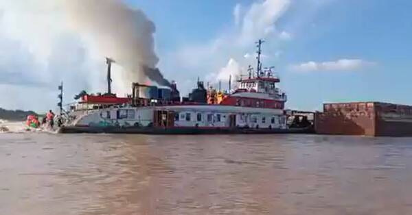 [VIDEO] Un remolcador se incendia en el río Paraguay