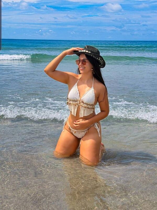 Cantante guaireña causa furor en redes con fotos desde playas de Brasil