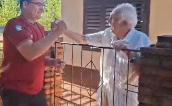 Vecinos obligan a devolver dinero que cayó de un adulto mayor en Itapúa - Noticiero Paraguay