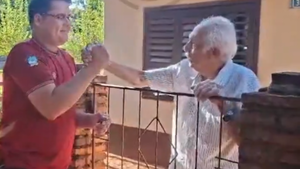 Video: Jóvenes recuperan dinero perdido y lo entregan a abuelo de 90 años