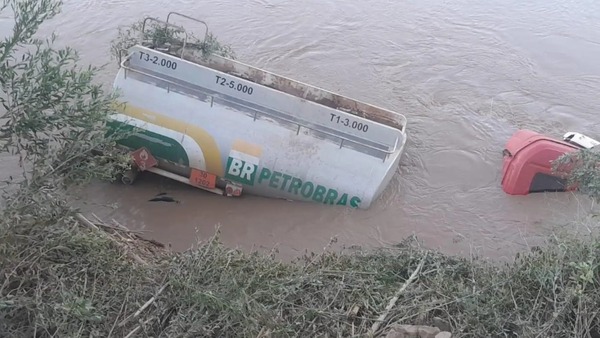 Camión que transportaba combustible cae en cauce del río Pilcomayo