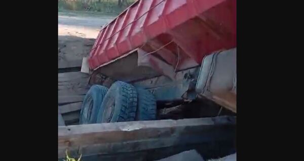 Colapsa puente en Ñeembucú y deja aislada a la comunidad